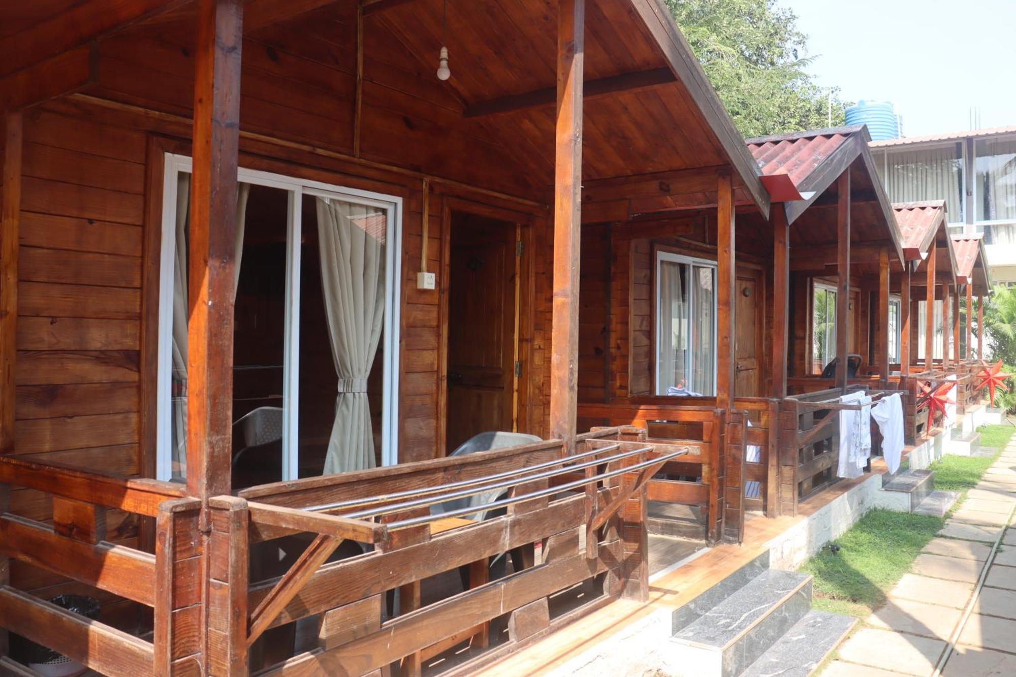 Selesta Sea By The Beach Morjim Exterior photo
