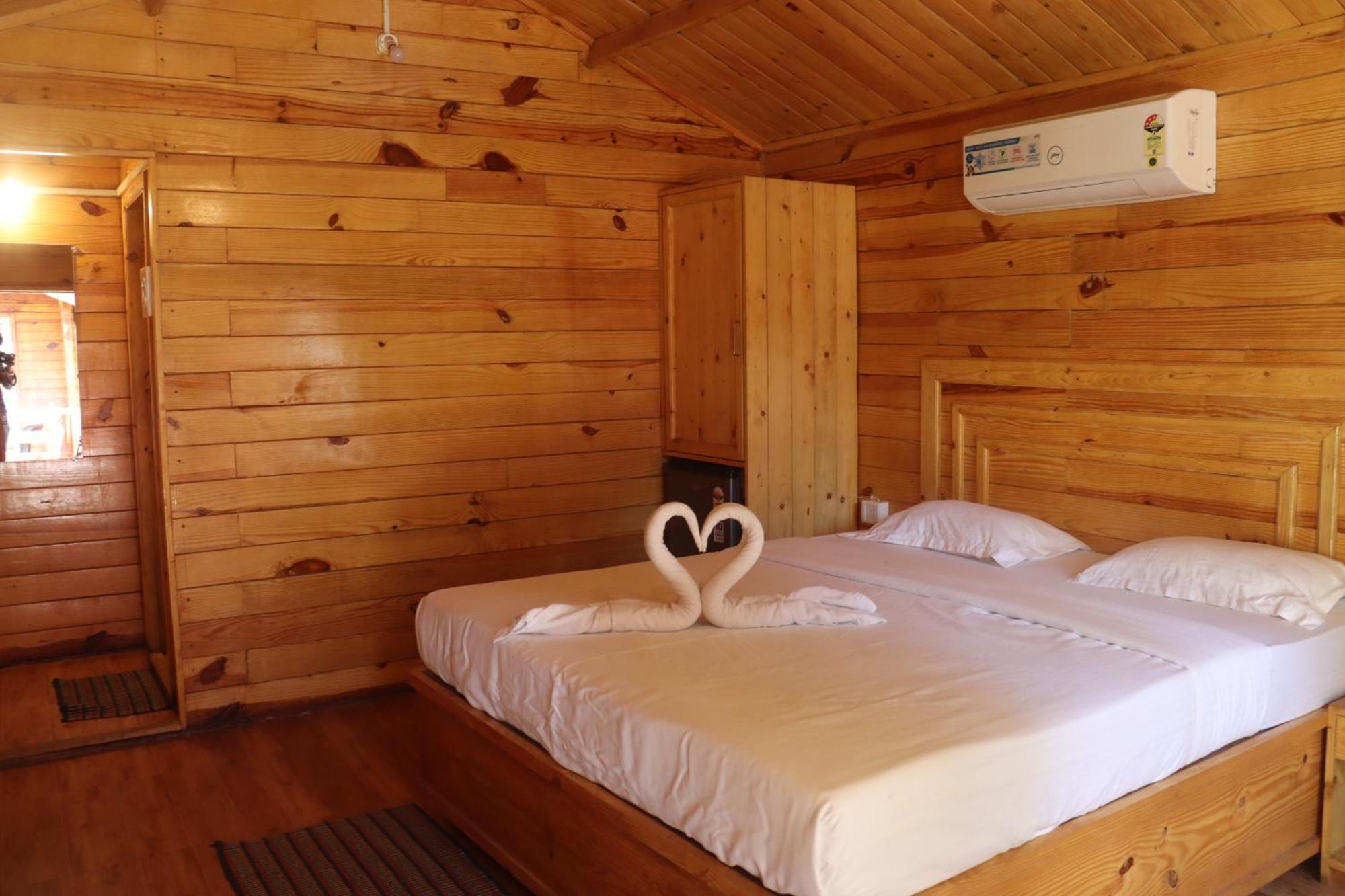 Selesta Sea By The Beach Morjim Exterior photo